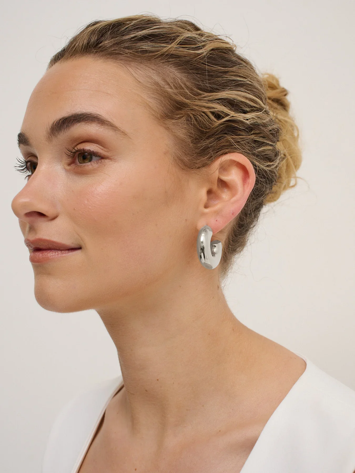 BOLD MACARONI LOOP GOLD PLATED EARRINGS - Silver - Image 3